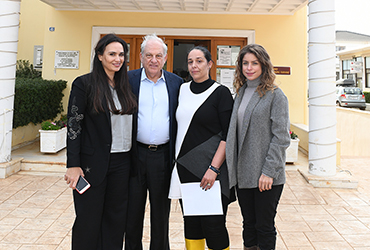 Επισκεψη του Δρ. Γεωργιου Σταματιου στη Μανδρα για την Προσφορα στους Κατοικους της 