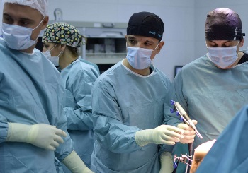 Ρομποτική Αρθροπλαστική Γόνατος για πρώτη φορά στην Πανεπιστημιακή Κλινική Σκοπίων από την Α΄ Ορθοπαιδική Κλινική Ρομποτικής Χειρουργικής του ΙΑΣΩ Θεσσαλίας